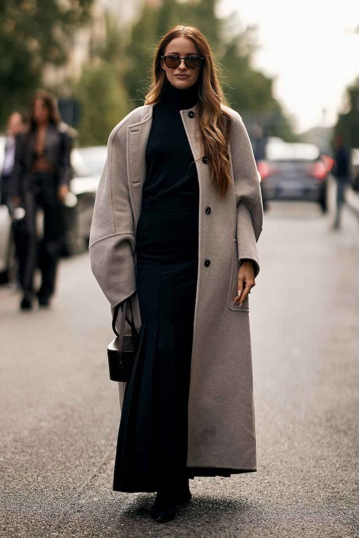 画像: ノーカラーのコート×タートルネックが好バランス