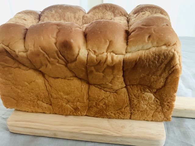 カッティングボードに乗せたパン