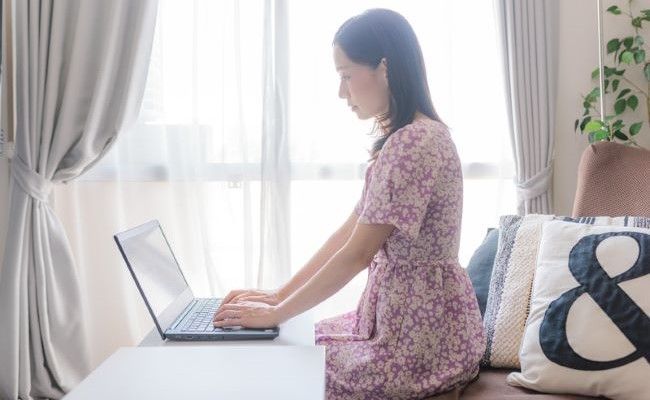 在宅ワークをする女性のイメージ