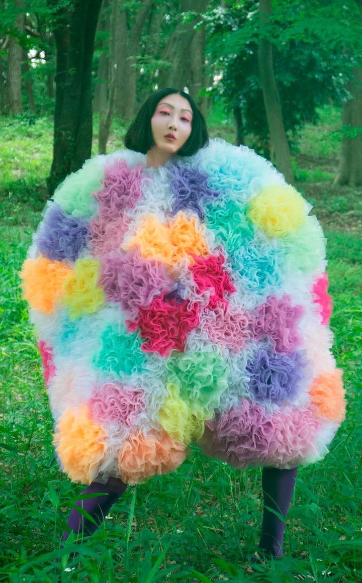 小泉智貴《Multicolored Ruffle Cape》2020年 作家蔵