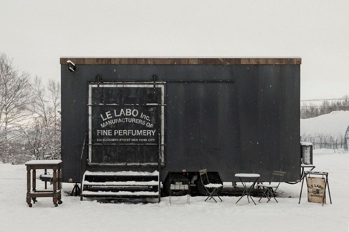 北海道・ニセコに《Le Labo》の移動式のポップアップトラック「ル ラボ オン ウィールズ」が限定オープン！雪景色を眺めながらお気に入りの香りを探して