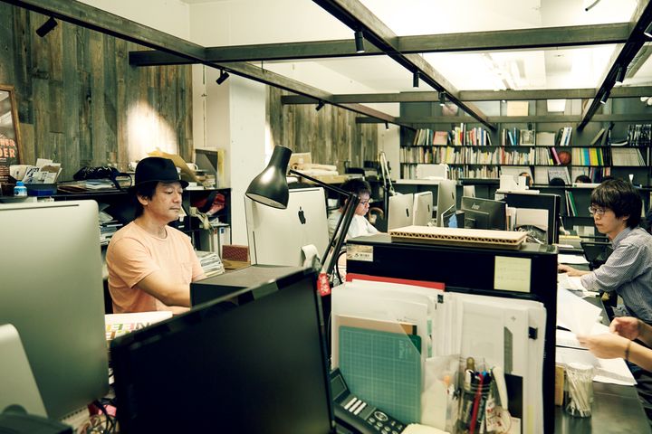 執務室で作業する社員