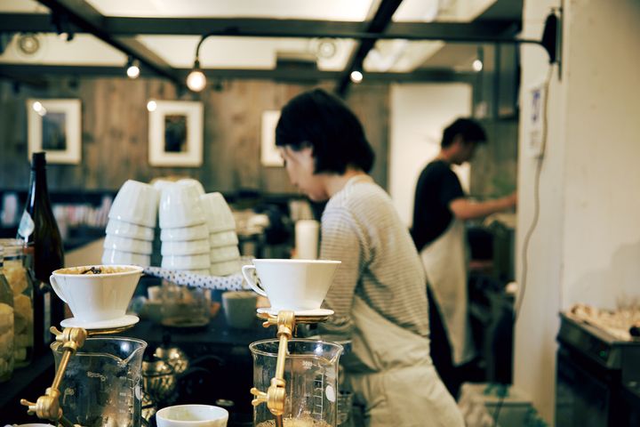 ハンドドリップでコーヒーを淹れる様子