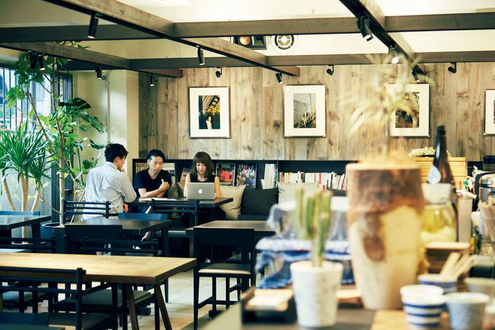 客席で会議をする谷尻 誠と吉田 愛