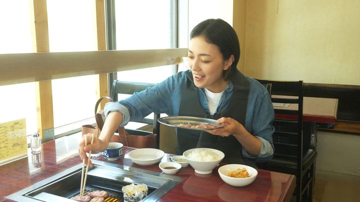 肉を焼く板谷由夏