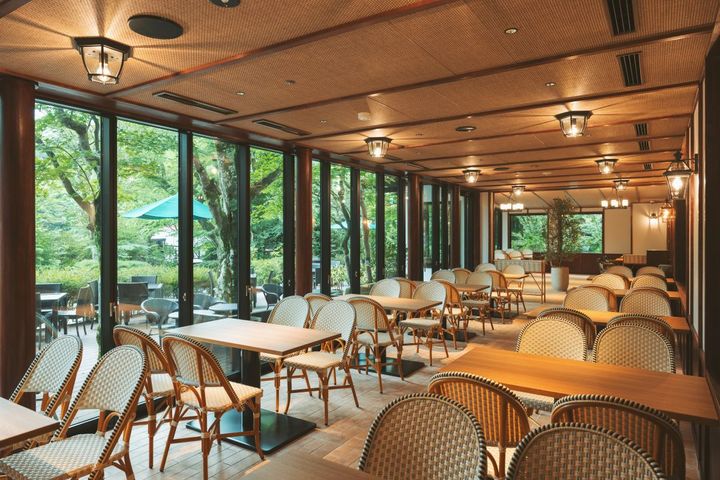 大きな窓から、軽井沢の自然が楽しめるカフェテラス