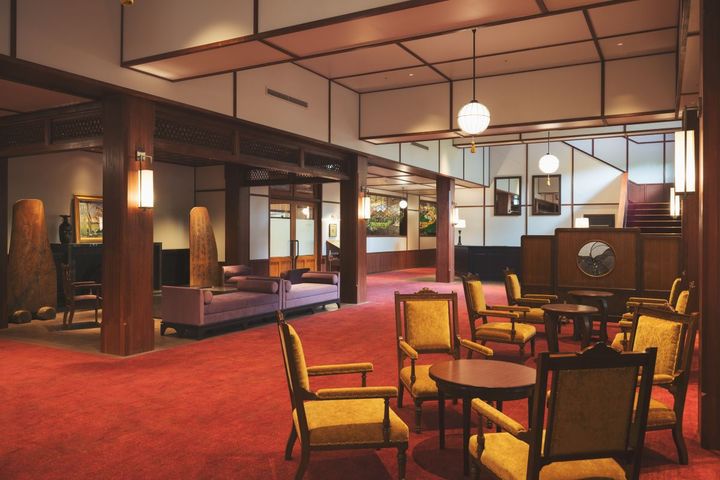 クラシカルな調度品や鎌倉彫の家具が並ぶ