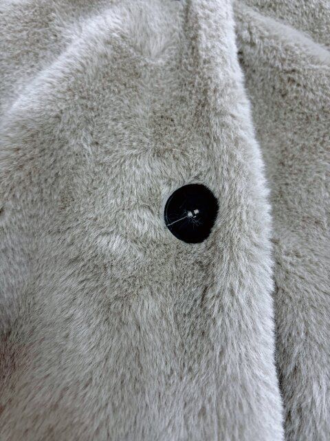 ZARA フェイクファーコート 生地のアップ