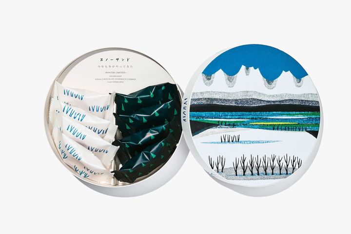 「スノーサンド 白と黒」8個入り（白4個＋黒4個）¥1,944。紙製のラウンドボックスがキュート。