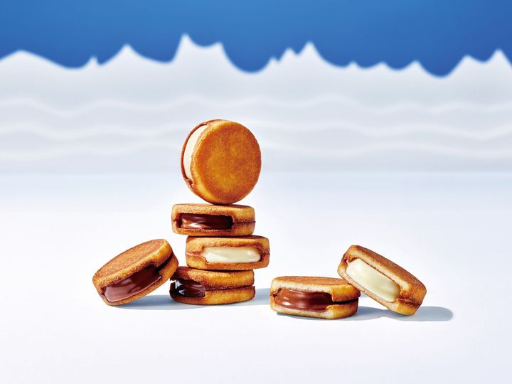 「SNOWS」生チョコレートサンドクッキー。ラングドシャの隙間から覗く生チョコレートに熱視線！販売は、2025年4月30日まで新千歳空港内のショップとLINE登録者限定のオンラインショップのみ。2月14日までジェイアール名古屋タカシマヤほか、札幌・東京・大阪・仙台で限定販売。