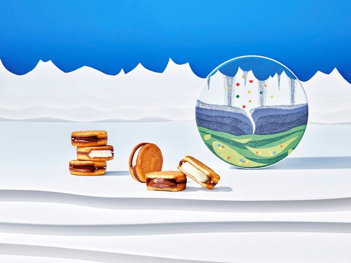 「スノーサンド 白と黒」16個入り（白8個＋黒8個）¥3,645。こちらは缶入り。