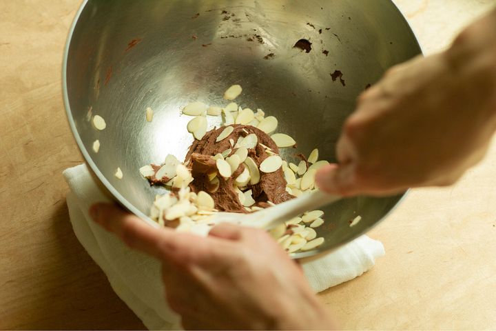 生地にアーモンドを加える