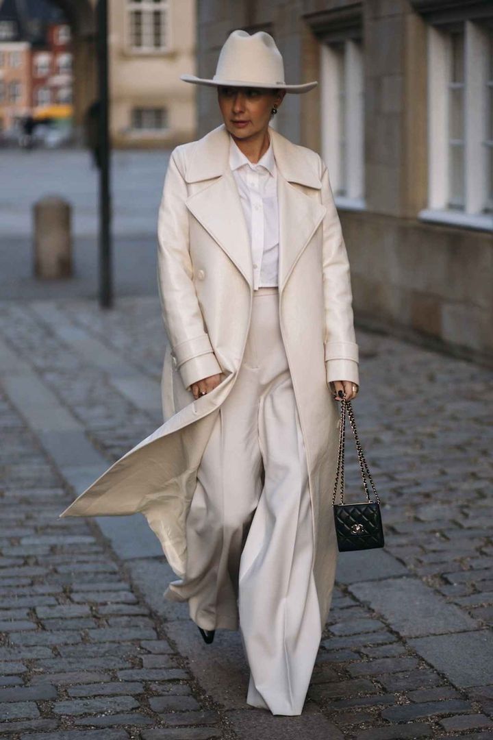 画像: ハットを投入してホワイトコーデの精度をアップ