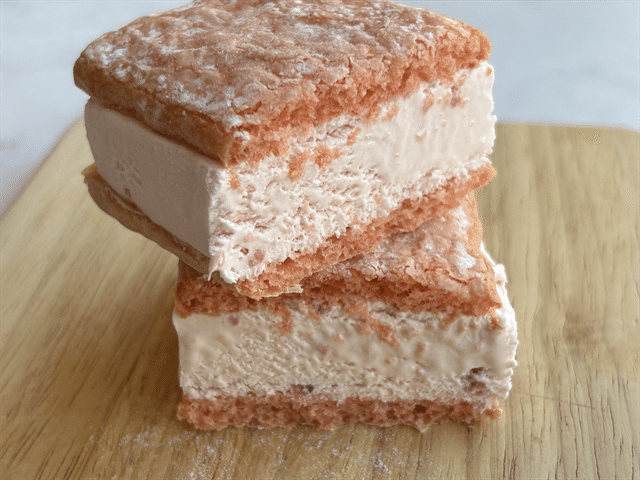 【2位】７プレミアム いちごのふわふわサンド（セブン-イレブン）断面