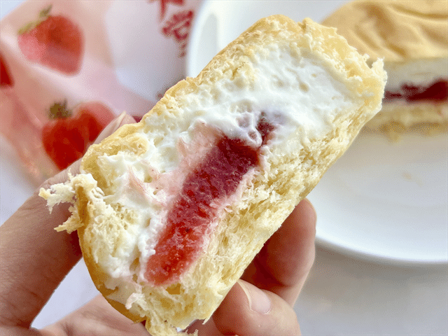 【5位】冷やして食べるとろけるくりーむパン いちごミルク（ファミリーマート）断面