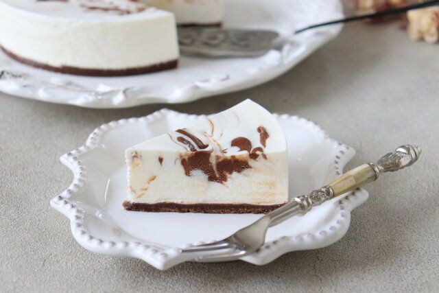 マーブルチョコチーズケーキ カット お皿に乗せる