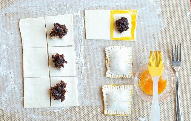 パイシートの端をフォークでしっかり押さえつけて閉じる