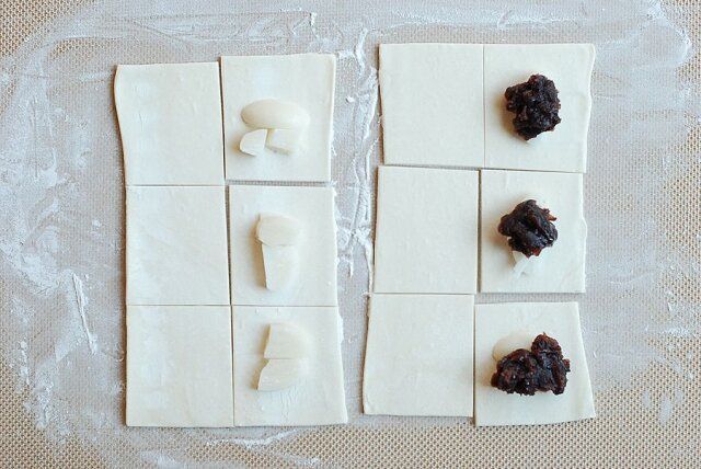 パイシートの片方にスライスした餅、あんこの順にのせる