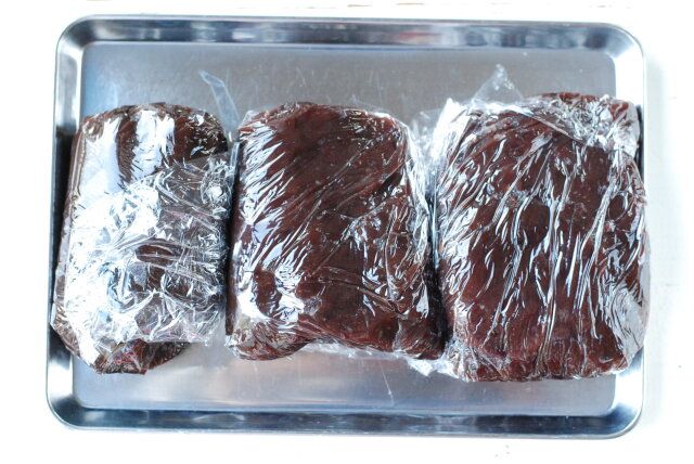 あんこをラップに包む