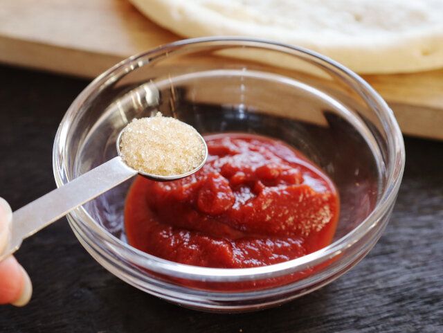 ケチャップに砂糖を混ぜる
