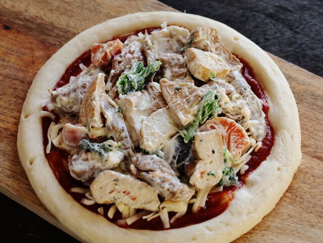 ピザ用チーズを散らし、①を乗せたら、250度に熱したオーブンで6～7分焼いて出来上がり