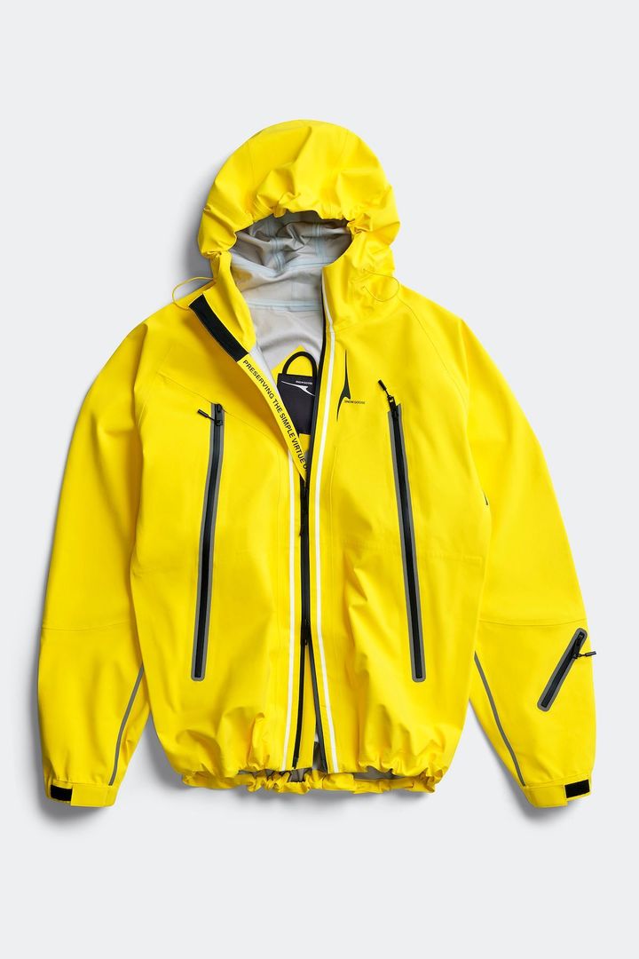 ジャケット ¥176,000／CANADA GOOSE