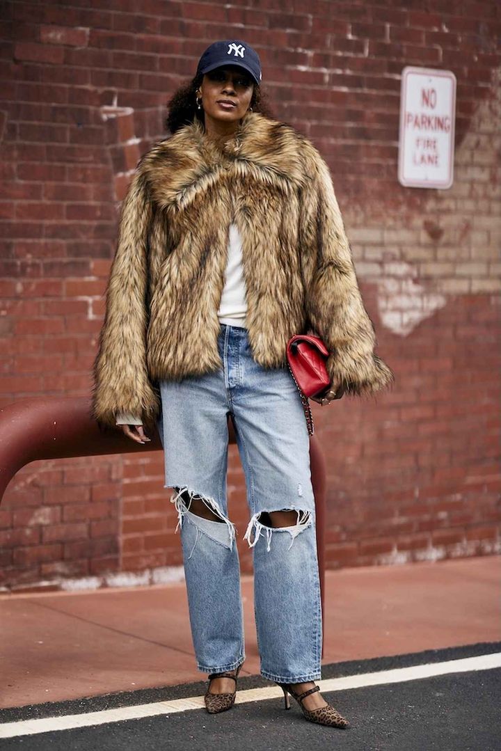 画像: デニム&キャップでスポーツミックスを楽しむ