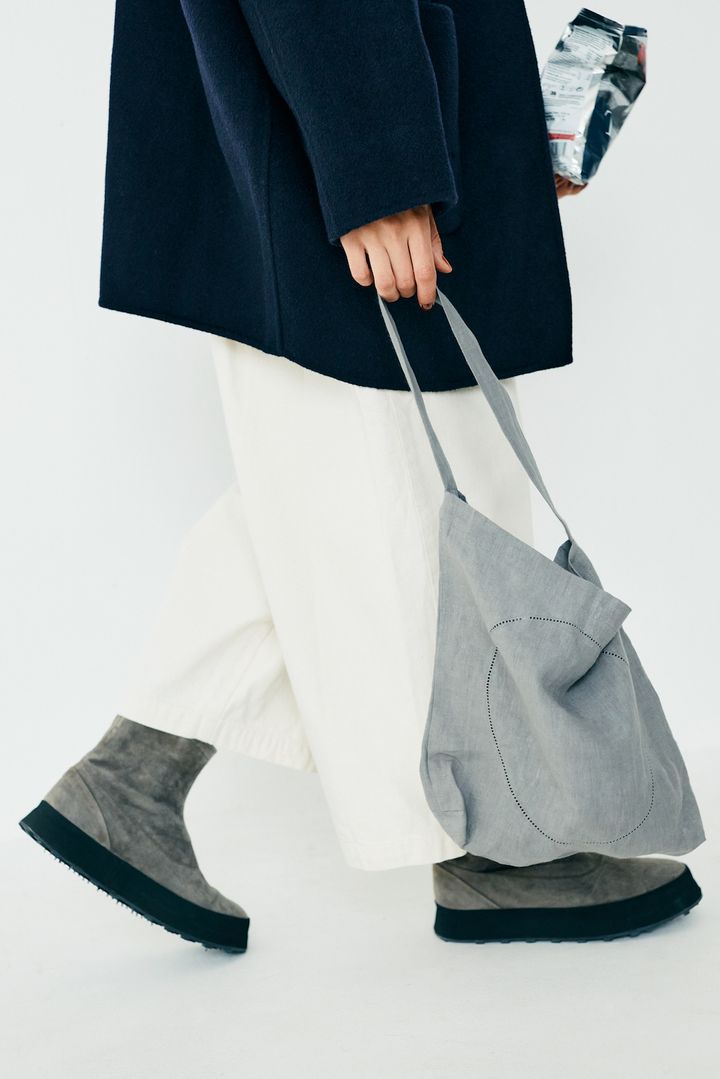 白のパンツに合わせる靴、正解はグレー！お手本着まわし2選【FUDGE FRIEND おしゃれさんの毎日コーディネート｜田中真里奈】