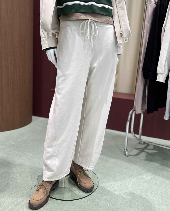 画像: 【GU】スウェットバレルレッグパンツ¥2,990 www.gu-global.com