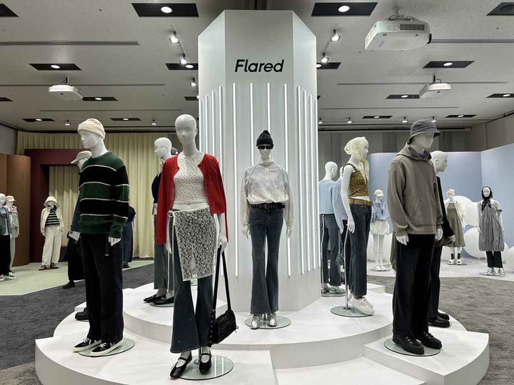 画像1: 【GU】スリムフレアジーンズ各¥2,990 www.gu-global.com