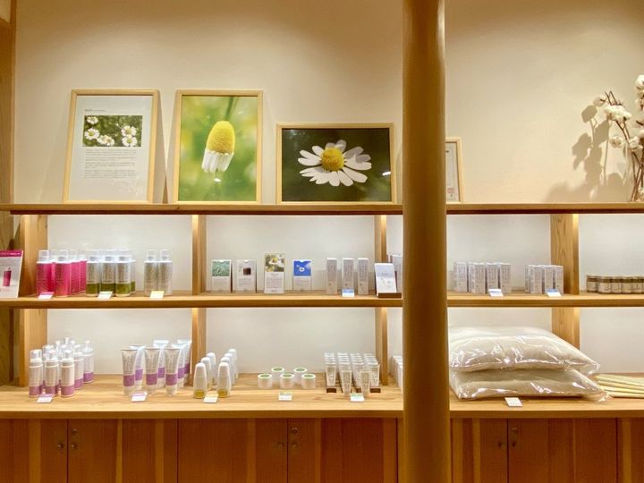 心も身体もポカポカ、長野県北安曇「華密恋の湯」の濃厚カミツレ入浴剤【旅するデザイナーがおすすめするお土産たち！】