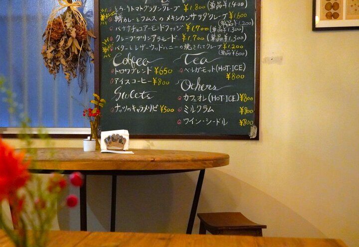 温もりの灯りに誘われる♪ほっとくつろぐ都心の隠れ家カフェ「トロワバグヴェール」