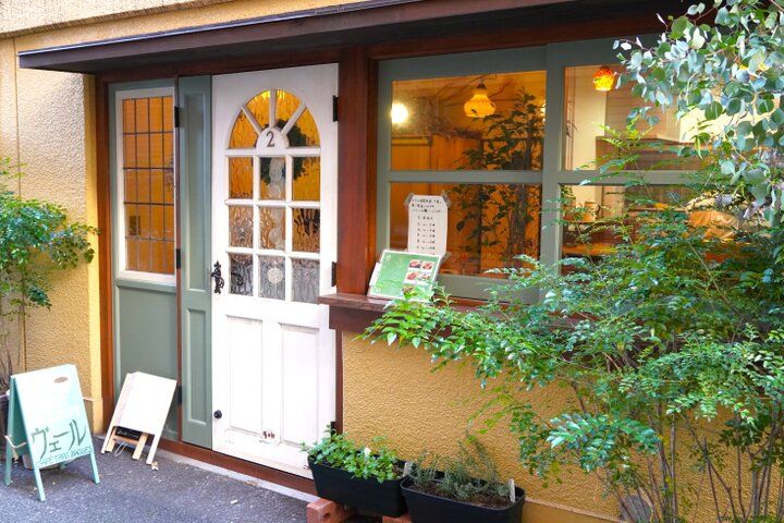 温もりの灯りに誘われる♪ほっとくつろぐ都心の隠れ家カフェ「トロワバグヴェール」