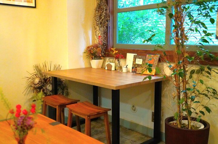 温もりの灯りに誘われる♪ほっとくつろぐ都心の隠れ家カフェ「トロワバグヴェール」