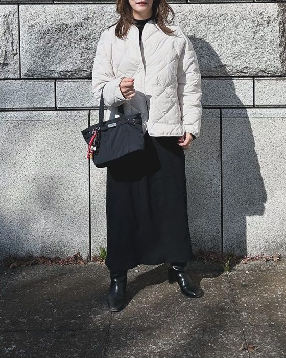 UNIQLOのナチュラルの「パフテックリラックスジャケット」×ロングスカート