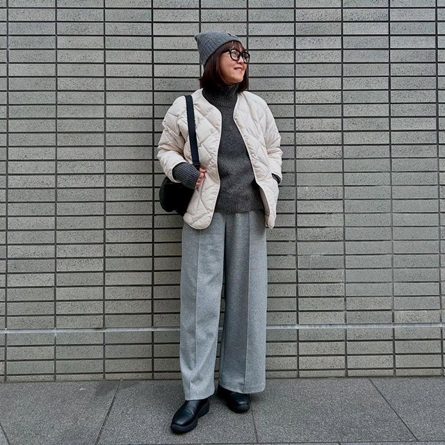 UNIQLOのナチュラルの「パフテックリラックスジャケット」×ジャージーパンツ