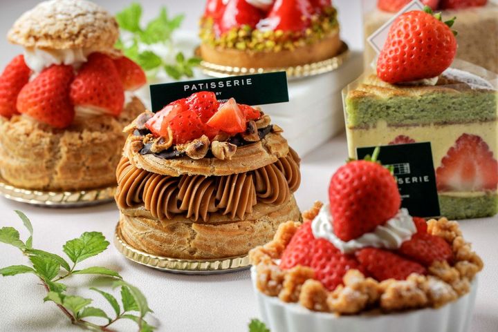 ストロベリーシュークリーム ￥1,200、苺とヘーゼルナッツのパリブレスト ￥1,300<br /> タルトフレーズ ￥1,500、フレジェ￥1,200、苺とアールグレイのシフォンケーキ ￥920、ベイクドレアチーズケーキ 苺添え ￥1,100