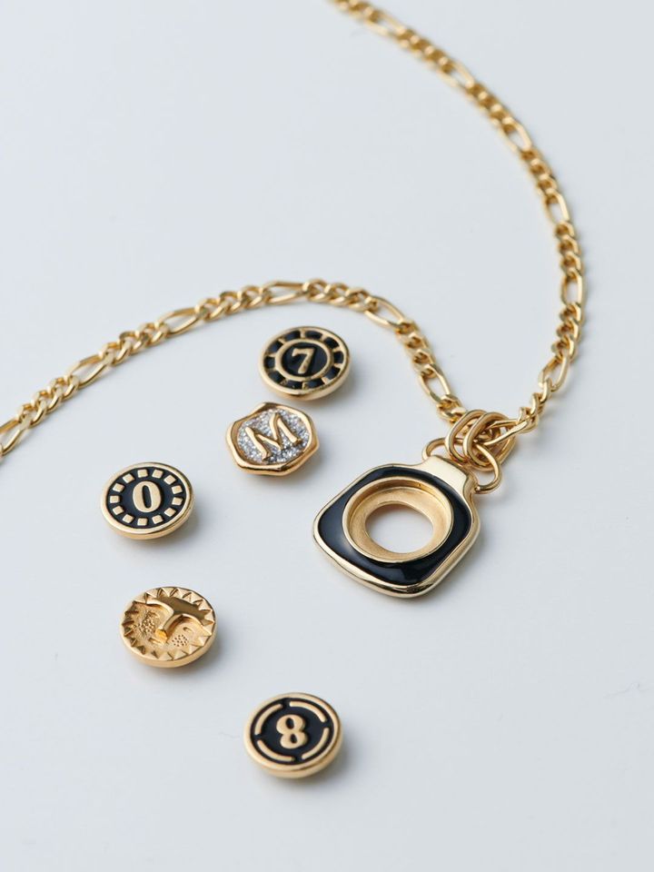 チェーンネックレス ￥26,400 ペンダントトップ ￥20,900 ナンバーコインパーツ ￥8,800 イニシャルグリッターコインパーツ ￥8,800 フェイスコインパーツ ￥8,800／MARIA BLACK