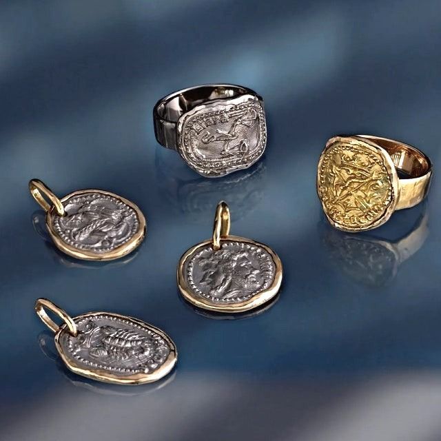 「Sign of Zodiac」ペンダントトップ 750WG / YG ￥308,000〜 リング 750WG ￥528,000〜 リング 750YG ￥385,000〜／RUGGED MIND