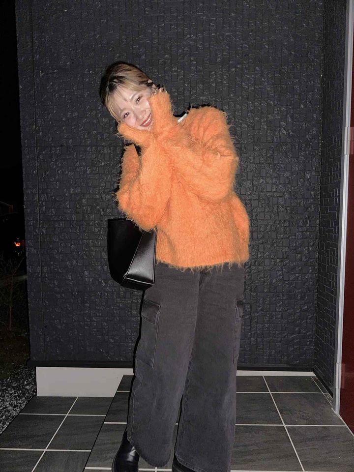 画像1: オレンジニット