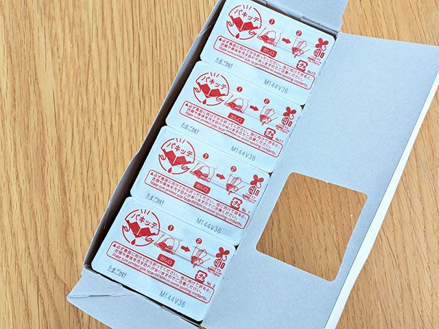 ドンキ「秒でどこでもTKG！？卵かけ風ご飯のたれ」のパッケージを開けるとボックスに入って商品が現れた