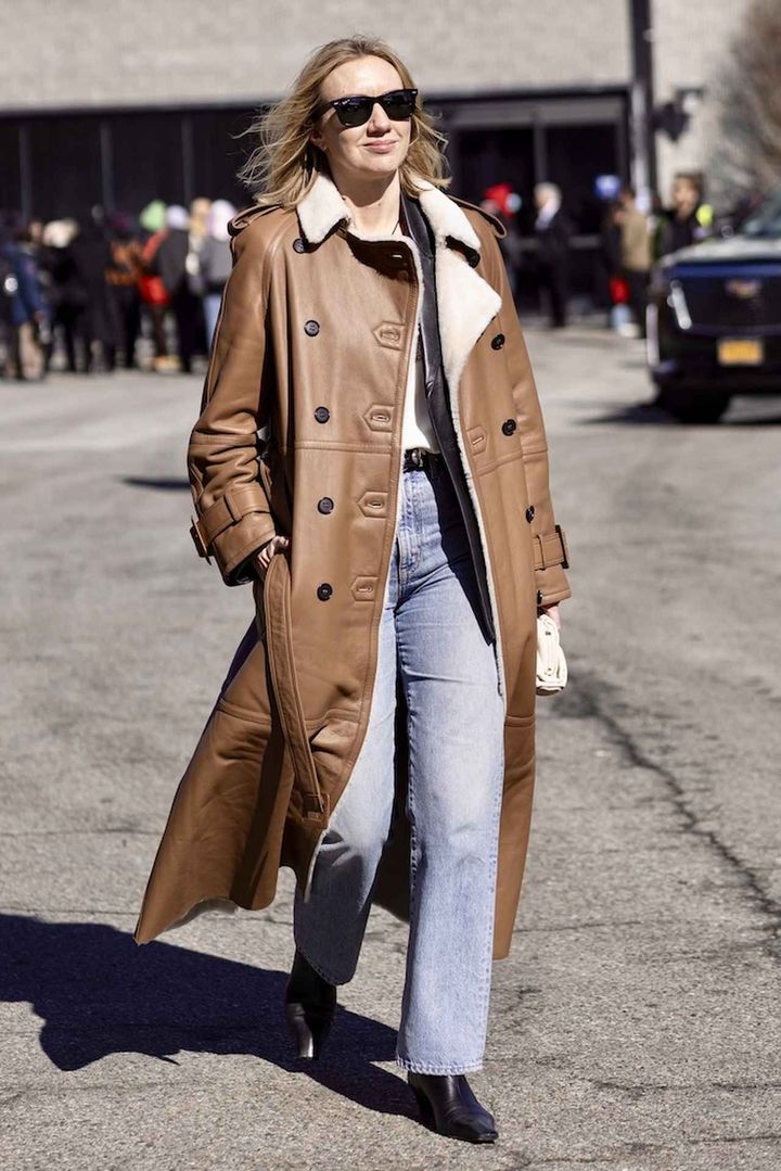 画像: 「アウター×レザー」のレイヤードで乗り切る