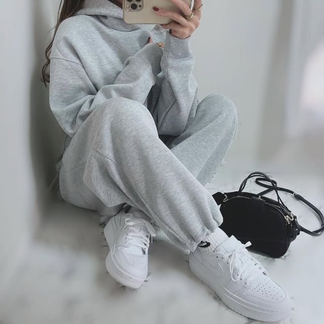スウェットオーバーサイズプルパーカとスウェットワイドパンツのコーデ