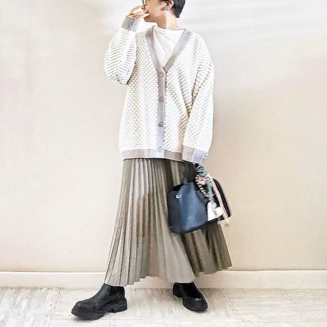 ラーベンVネックカーディガン×UNIQLO：Cのグリーンの「プリーツロングスカート」