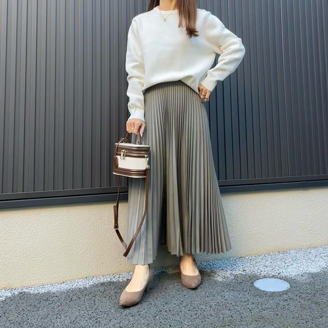 ウォッシャブルストレッチミラノリブクルーネックセーター×UNIQLO：Cのグリーンの「プリーツロングスカート」