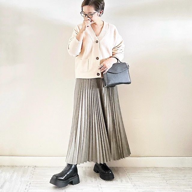 スフレヤーンVネックショートカーディガン×UNIQLO：Cのグリーンの「プリーツロングスカート」