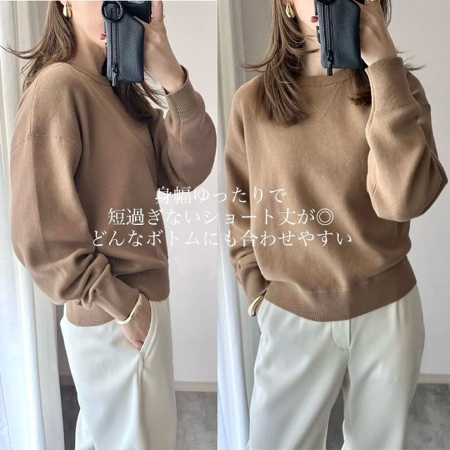 ベージュのスムースコットンクルーネックセーター