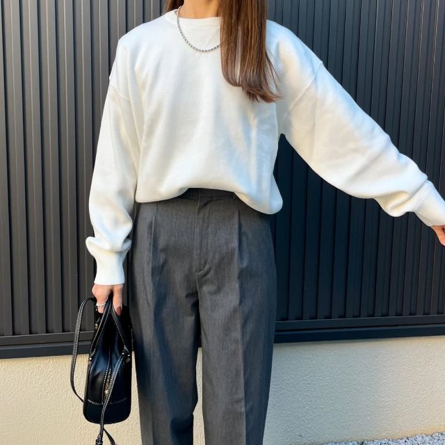 白のスムースコットンクルーネックセーターを着たコーデ