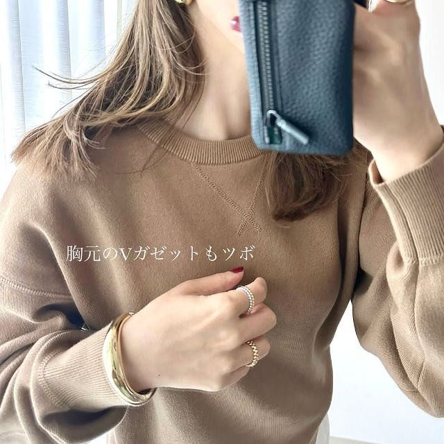 ベージュのスムースコットンクルーネックセーターのネック部分