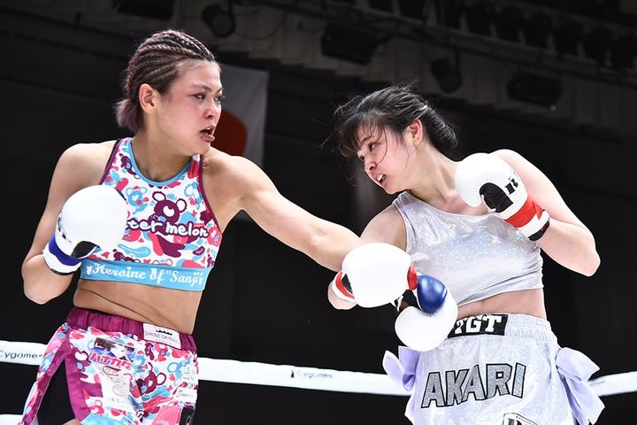 壮絶に打ち合うerika♡（左）とAKARI（C）安村発（Nob Yasumura）